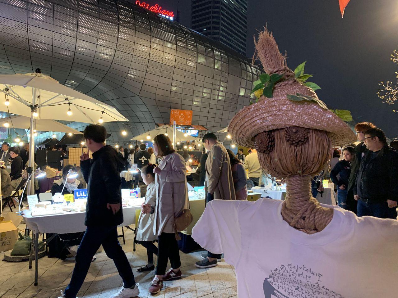 2025 Dongdaemun Night Market Visit! - Enjoy all the attractions from lively DDP night market!
